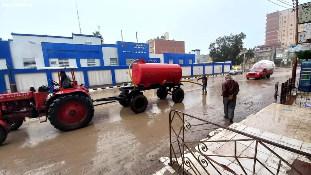 استمرار رفع مياه الأمطار بشوارع مدن وقرى كفر الشيخ