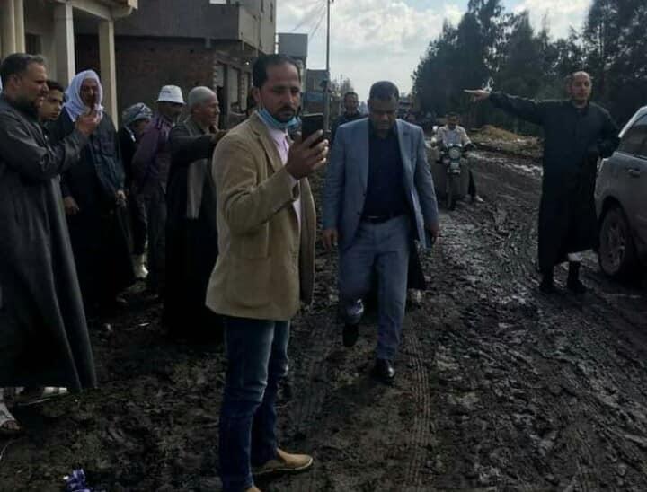 نائب بكفرالشيخ يتجول فى الطين تلبية لدعوة مواطنين