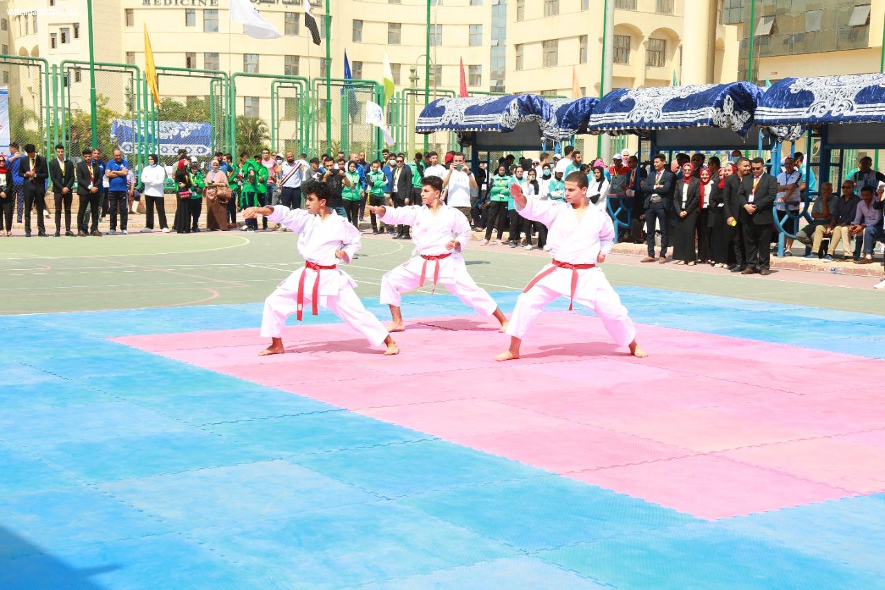 محافظ كفر الشيخ ورئيس الجامعة يثنون على العروض الرياضية للجامعات المصرية