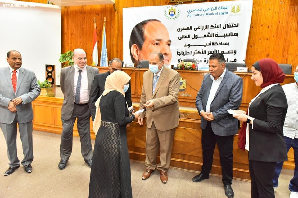 مقدمة من البنك الزراعي المصري محافظ أسيوط يسلم كوبونات المساعدات المالية للسيدات الريفيات من الأسر الأكثر احتياجاً في إطار مبادرة