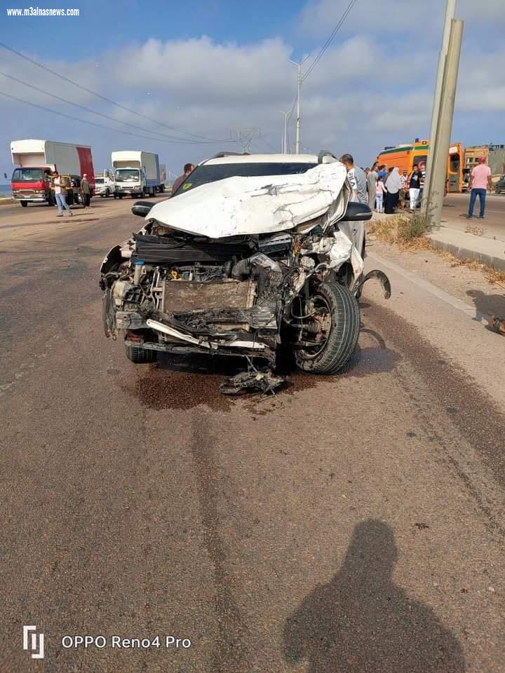 النائب يونس عبدالرازق يطمئن على الطلاب المصابين فى حادث تصادم البرلس بكفر الشيخ