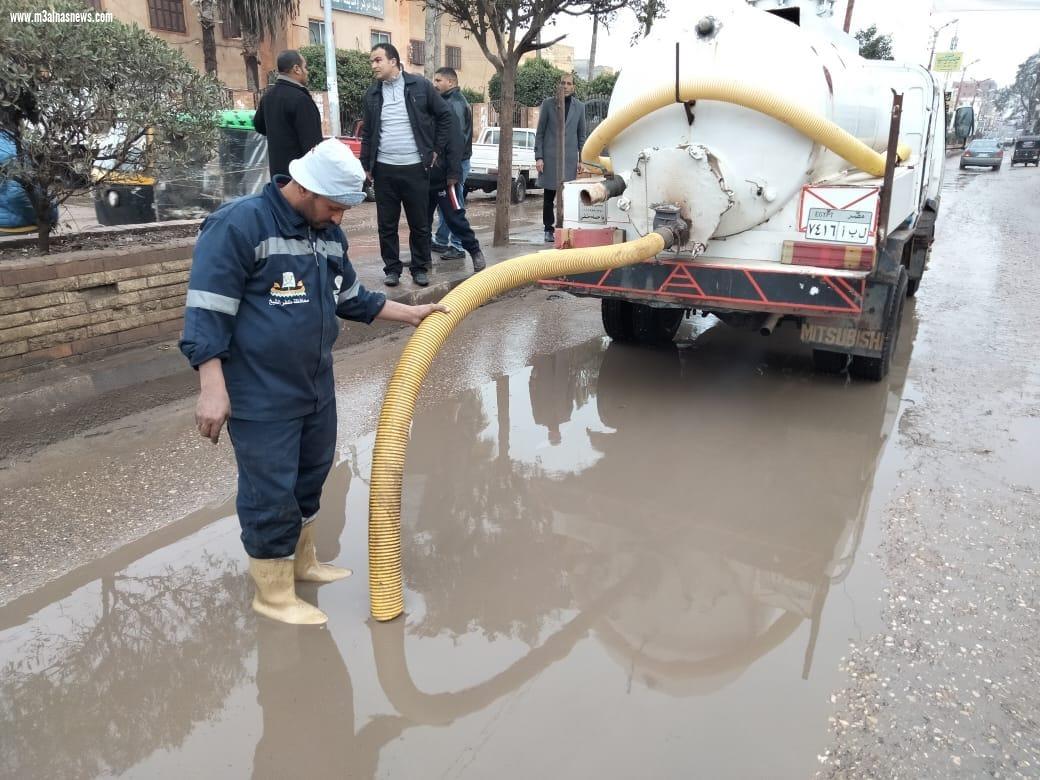 استمرار رفع مياه الأمطار بشوارع مدن وقرى كفر الشيخ