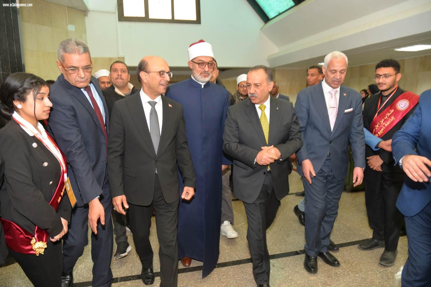 بحضور مفتي الجمهورية .. محافظ أسيوط وِرئيس الجامعة يشهدان ملتقى قادة اتحادات طلاب جامعات الجمهورية الجديدة مصر 2030 بجامعة أسيوط