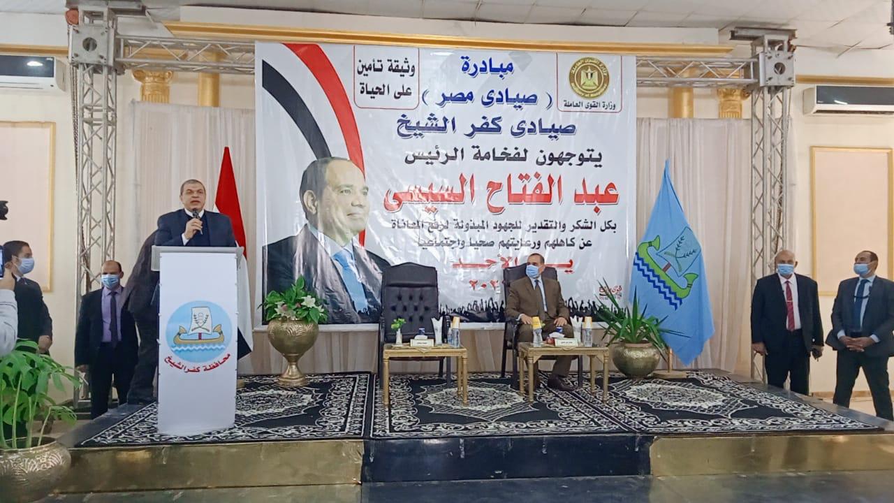 بالصور ..محافظ كفر الشيخ ووزير القوى العاملة يسلمان 9317 وثيقة تأمين
