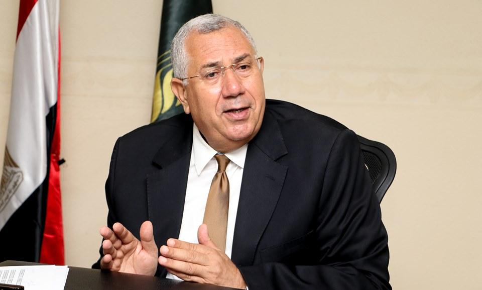 وزير الزراعة..يعلن التبرع ب 10 مليون جنية لمكافحة فيروس كورونا