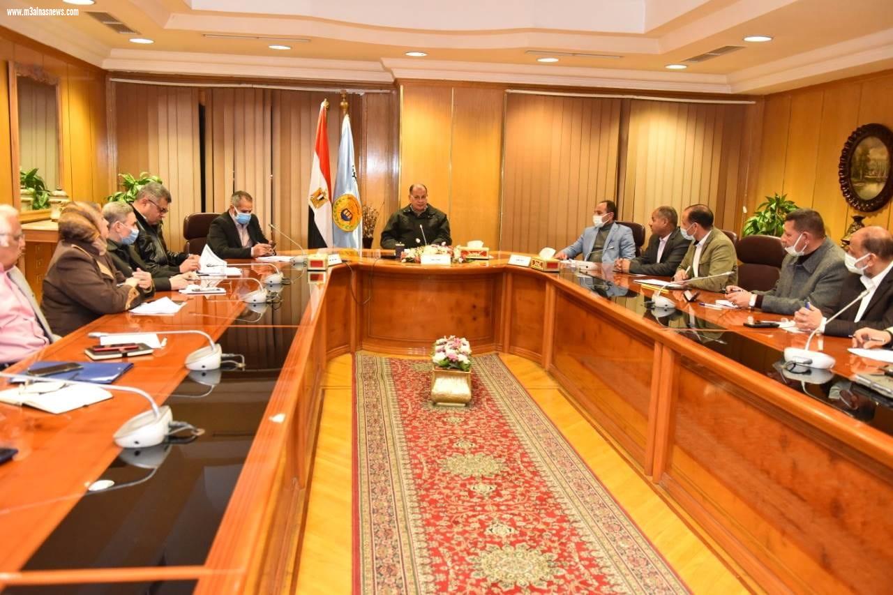 محافظ أسيوط يؤكد على متابعته المستمرة لمنظومة تقنين أراضي أملاك الدولة ويشدد على تكثيف العمل وزيادة معدلات الأداء