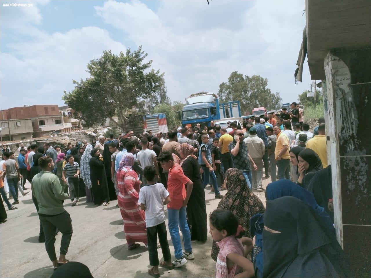وقفة احتجاجية لاهالى قرية زيدان بكفرالشيخ لتأخر بانتشال جثامين أبنائهم