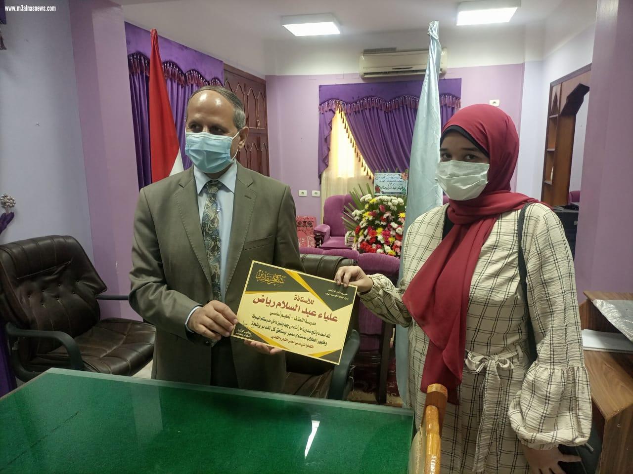  وكيل وزارة التربية والتعليم بكفر الشيخ يكرم المتميزين من المعلمين والموجهين