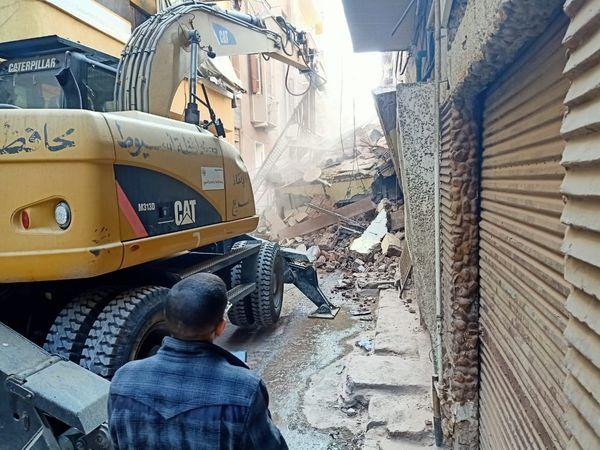 انهيار منزل قديم خالي من السكان بشارع رياض بأسيوط