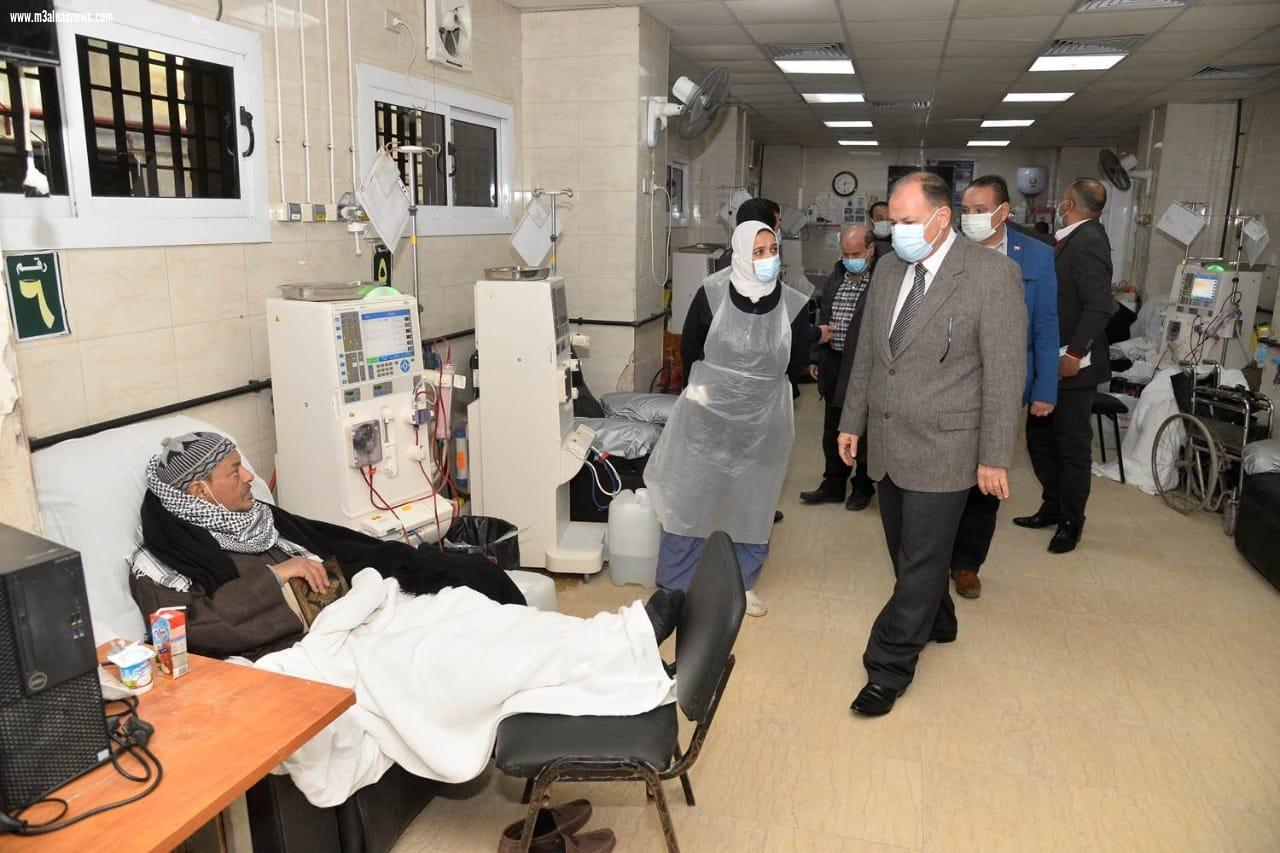خلال جولة مفاجئة .. محافظ أسيوط يتفقد سير العمل بوحدة الغسيل الكلوي بمستشفى المبرة ويطمئن على صحة المرضى ويلتقي بعض العاملين بالوحدة