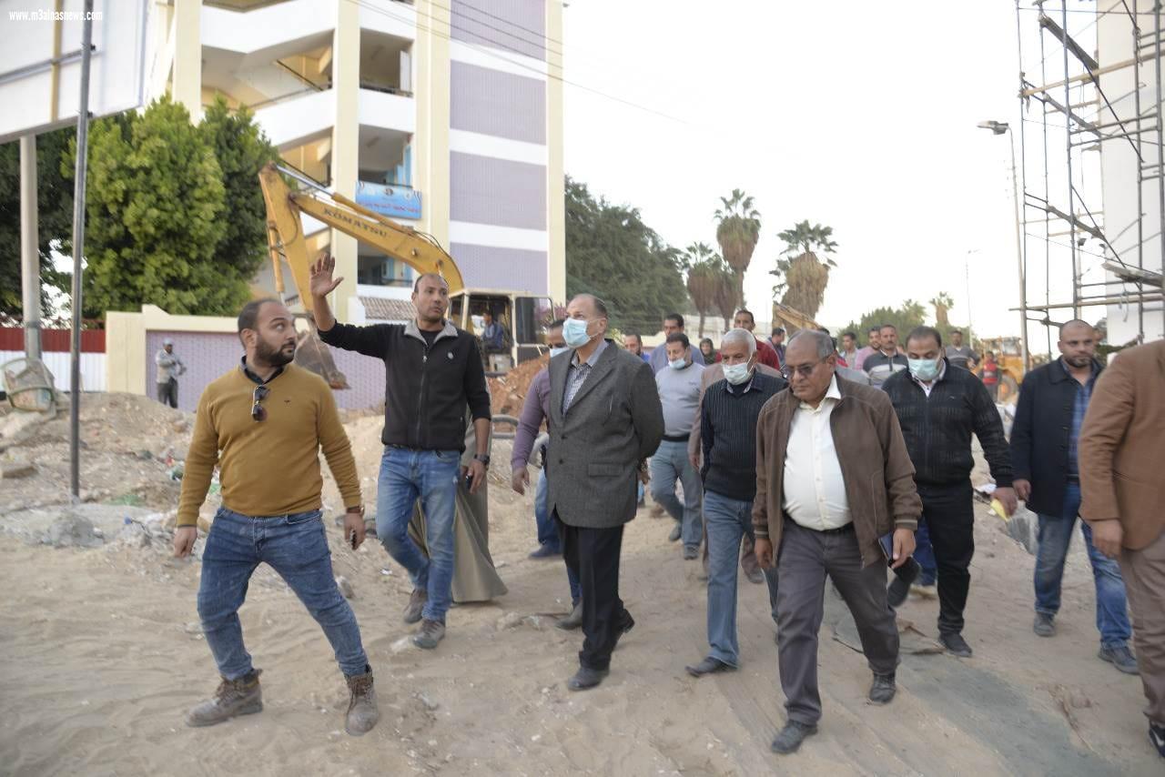 محافظ أسيوط يتفقد أعمال إنشاء مجمع الخدمات الحكومية والمجمع الزراعي بقرية الزرابي بأبوتيج ضمن المشروع القومي لتطوير الريف المصري والمبادرة الرئاسية 