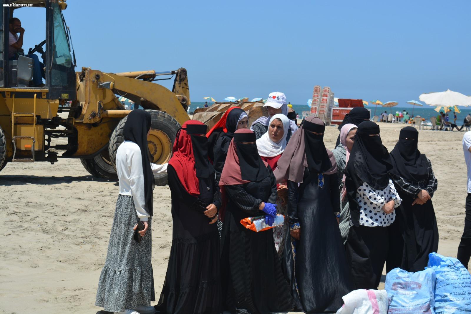 جمعية النهضة للتنمية الزراعية تشارك مصيف بلطيم تنظيف شاطىء الأمل من النفايات