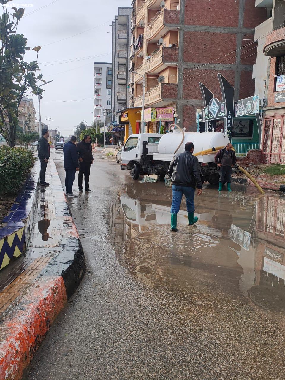 استمرار رفع مياه الأمطار بشوارع مدن وقرى كفر الشيخ