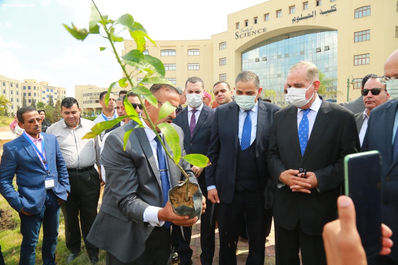 محافظ كفر الشيخ ورئيس الجامعة يثنون على العروض الرياضية للجامعات المصرية