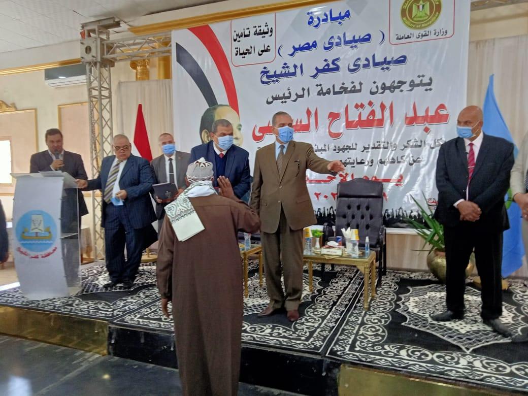 بالصور ..محافظ كفر الشيخ ووزير القوى العاملة يسلمان 9317 وثيقة تأمين