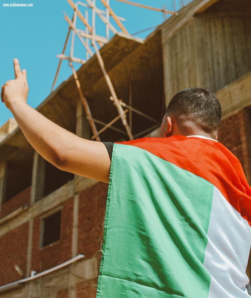 إعلامى مصرى شاب يصور سيشن يبين معاناة الشباب الفلسطينى