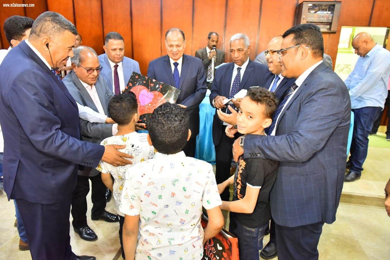 محافظ أسيوط يزور دور الايتام لمشاركة الأطفال فرحتهم بعيد الفطر المبارك ويقدم لهم والهدايا ويفتتح أعمال التطوير التي تمت بدار الحنان للبنين