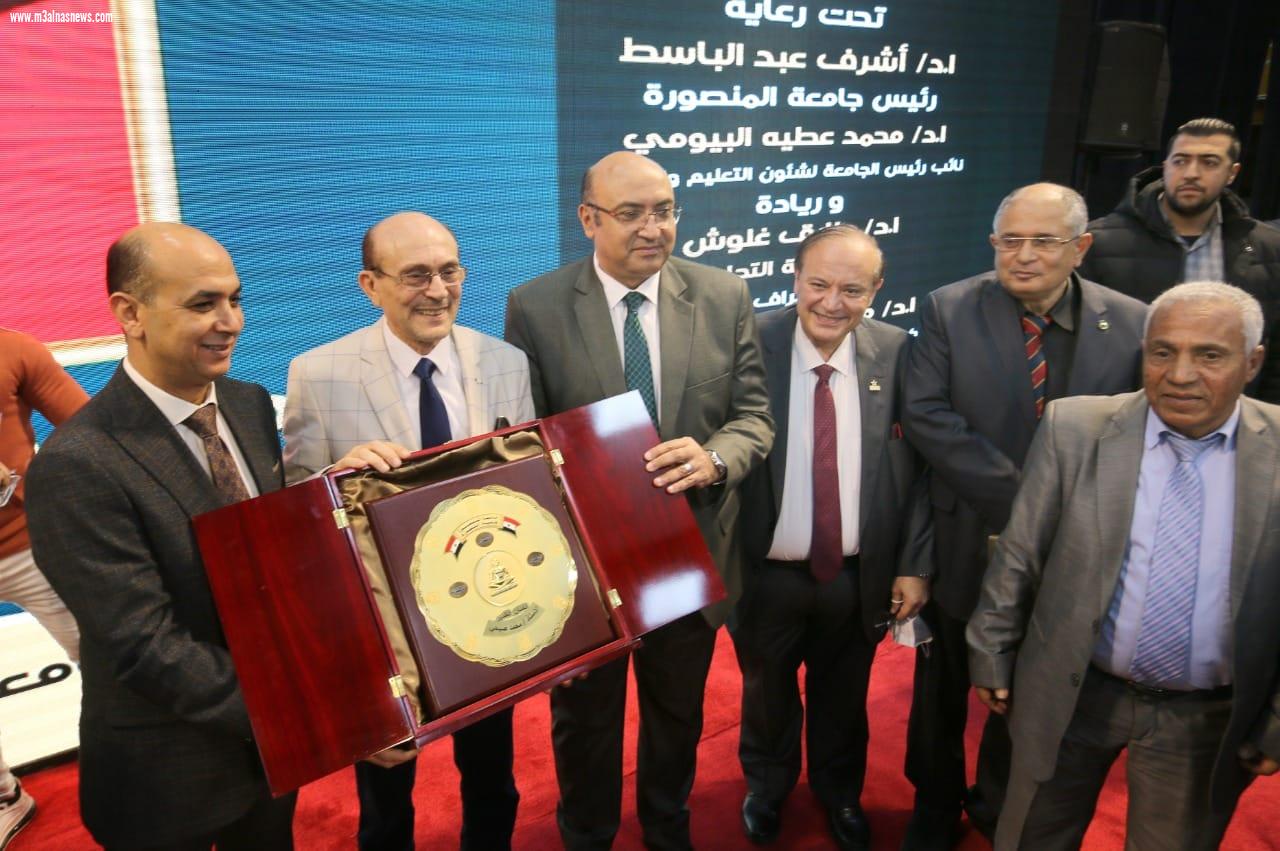 بالصور والفيديو...جامعة المنصورة تكرم النجم محمد صبحي في إحتفالاتها باليوبيل الذهبي