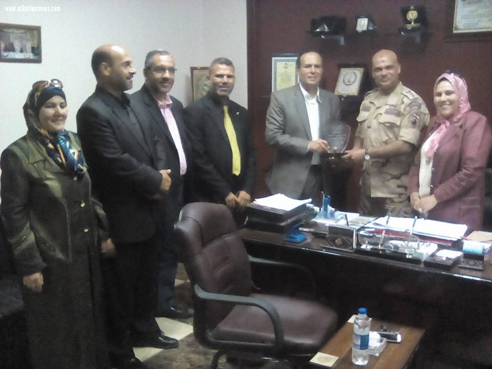 بالصور| مدير إدارة بلطيم التعليمية يكرّم المستشار العسكري بكفر الشيخ
