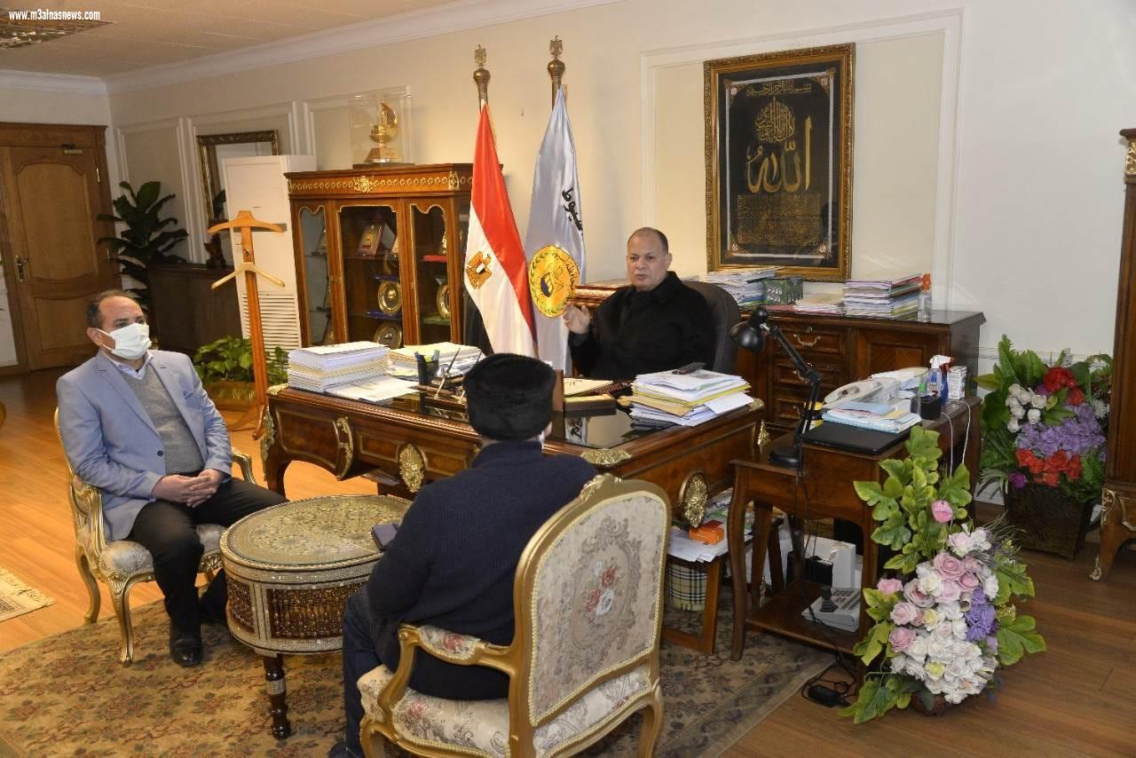 محافظ أسيوط يناقش إجراءات مواجهة كورونا وجاهزية المستشفيات وتوافر مخزون الأدوية والاكسجين وسير عمل حملات تطعيم وتوعية المواطنين