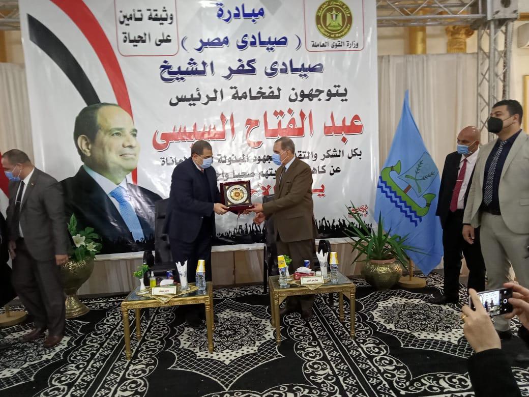 بالصور ..محافظ كفر الشيخ ووزير القوى العاملة يسلمان 9317 وثيقة تأمين