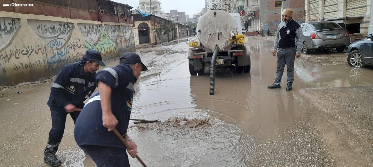 استمرار رفع مياه الأمطار بشوارع مدن وقرى كفر الشيخ