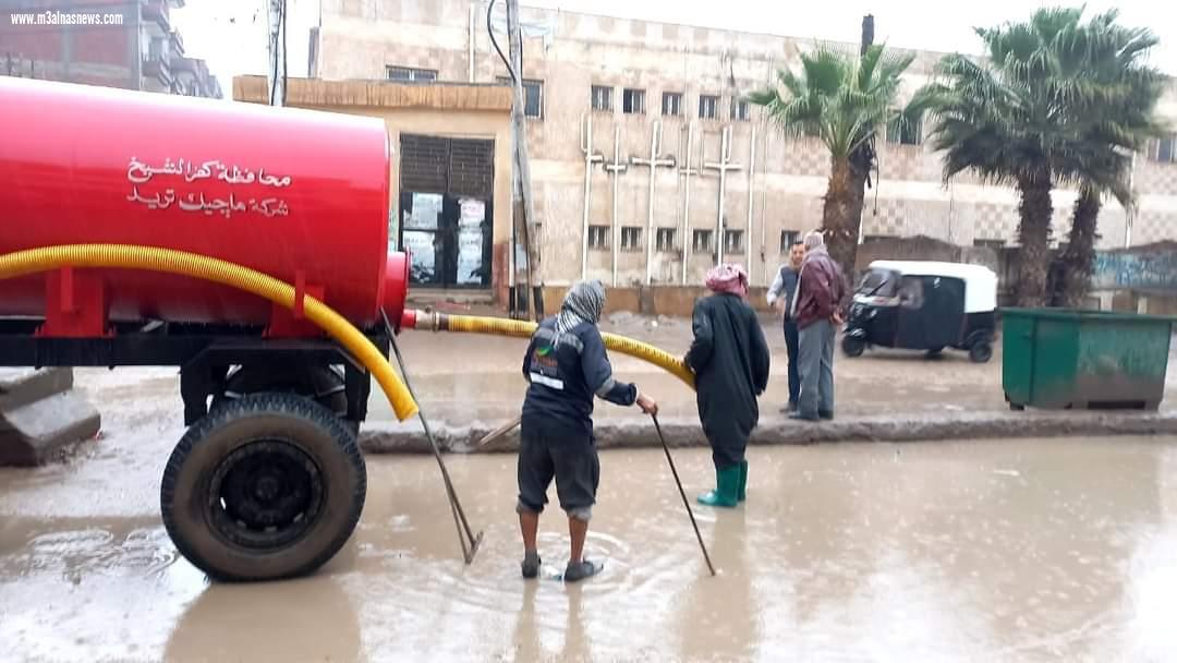 استمرار رفع مياه الأمطار بشوارع مدن وقرى كفر الشيخ