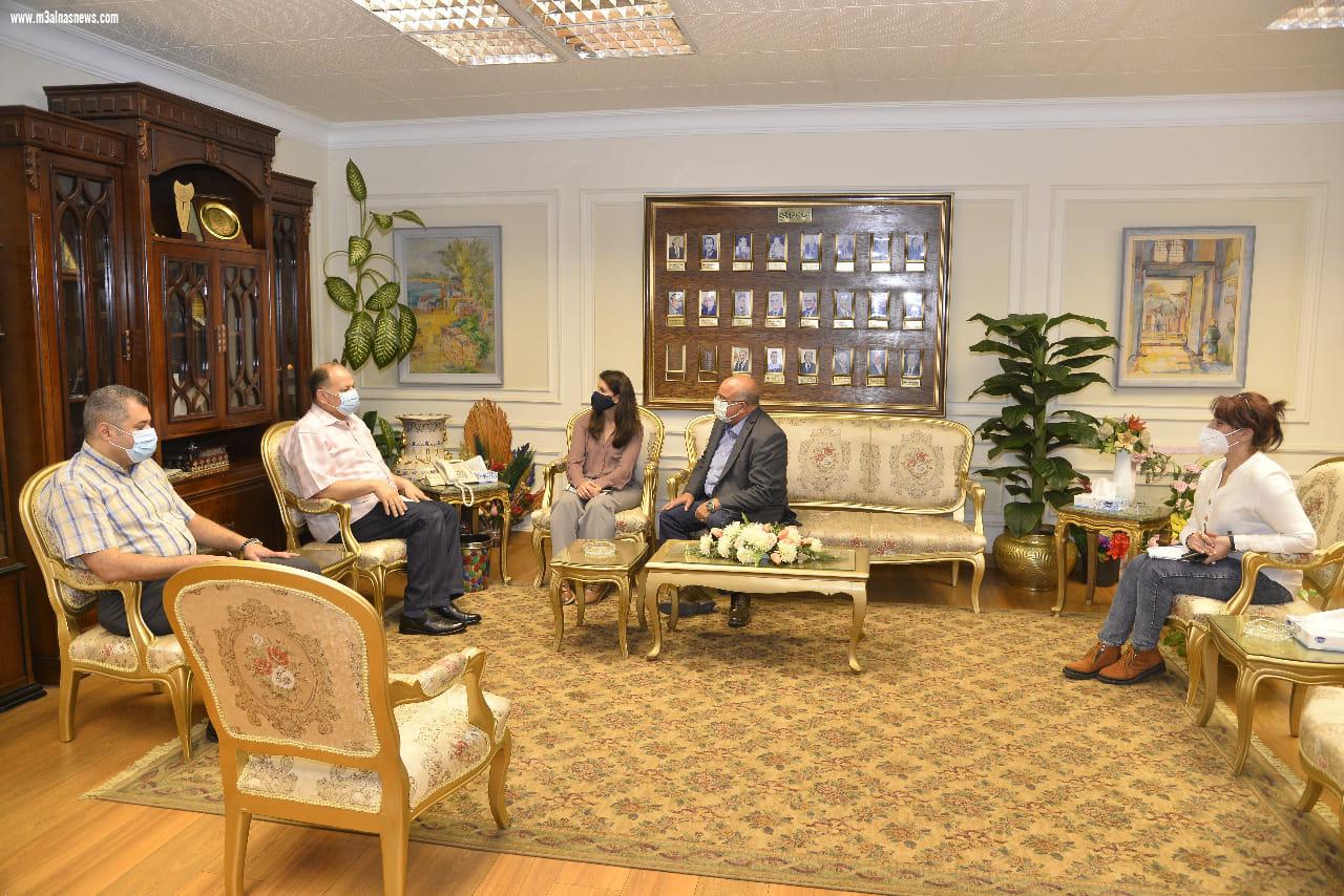 محافظ أسيوط يلتقي مسئولي الوكالة الامريكية للتنمية الدولية لمناقشة الموقف التنفيذي للمشروعات التي تمولها الوكالة في قطاع مياه الشرب والصرف الصحي والدعم الفني للحلول المتكاملة للمياه