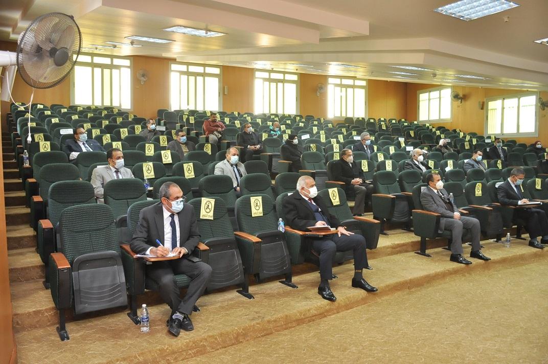 محافظ كفر الشيخ يشهد الاجتماع الشهري لمجلس الجامعة . رئيس الجامعة : التطبيق الحازم للإجراءات الاحترازية بشأن عقد الامتحانات