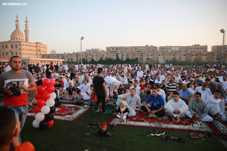 محافظ كفرالشيخ يؤدي صلاة عيد الفطر المبارك بالاستاد الرياضي وسط الآلاف من المصلين.. 