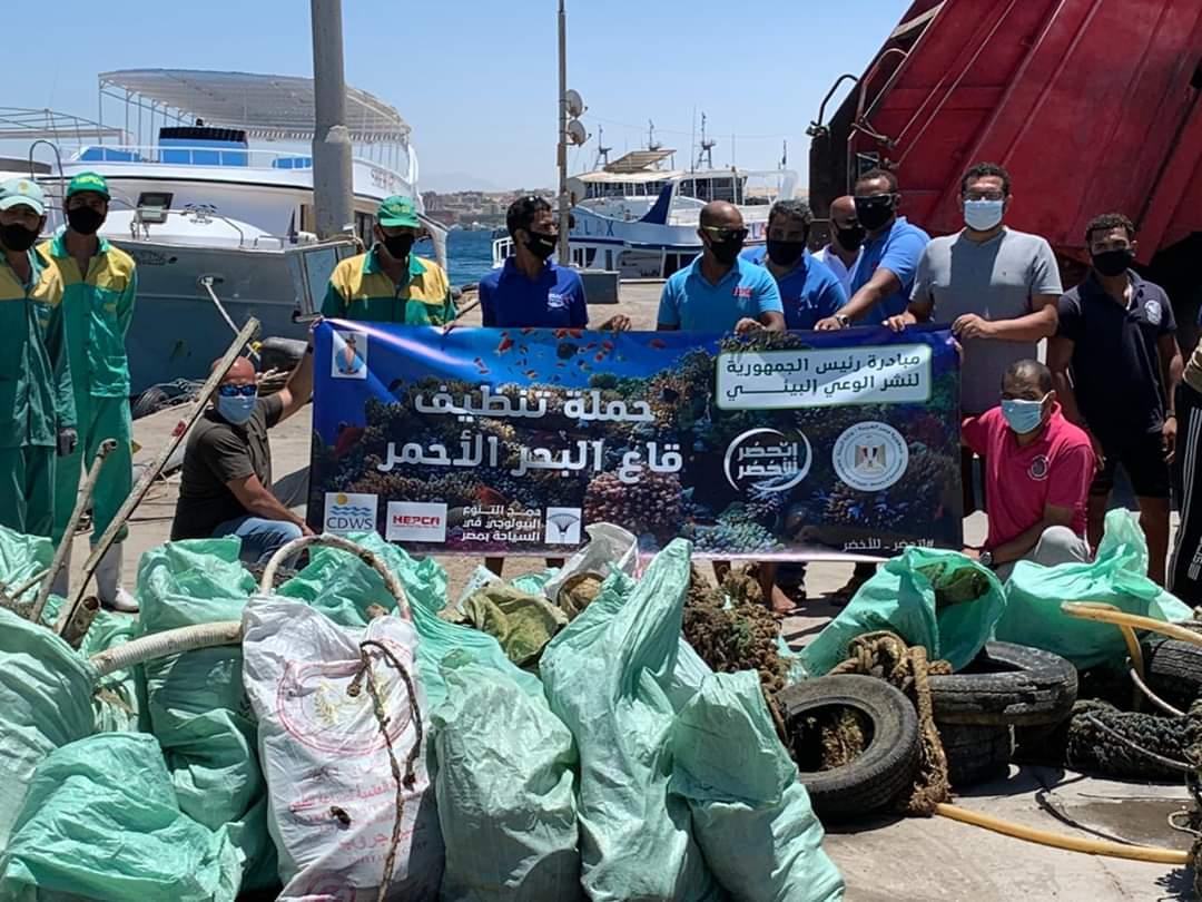  وزارة البيئة تنظم حملة نظافة موسعة تحت الماء بالبحر الأحمر