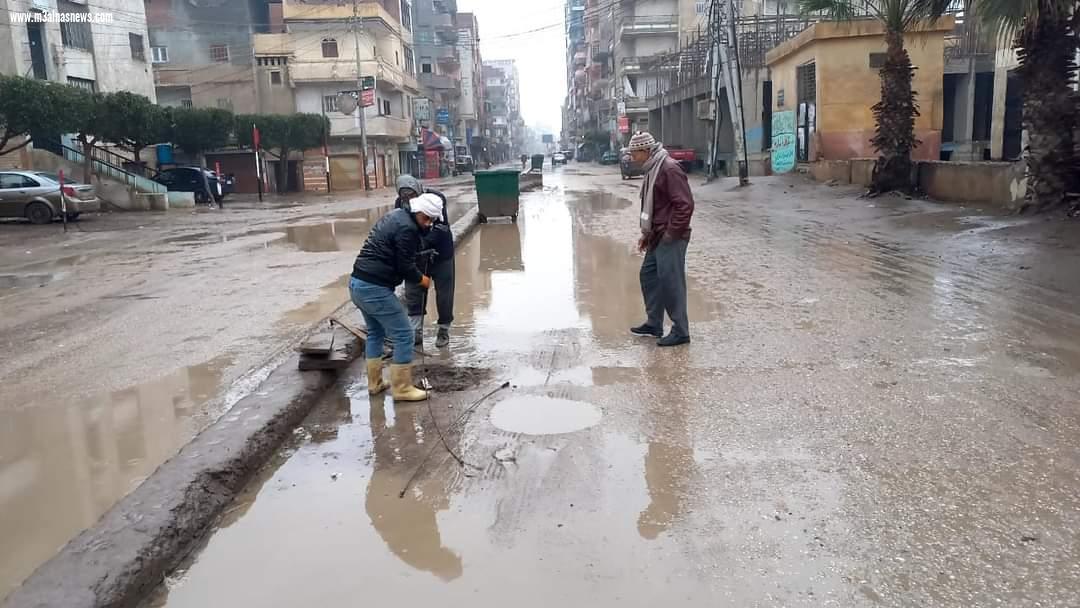 استمرار رفع مياه الأمطار بشوارع مدن وقرى كفر الشيخ