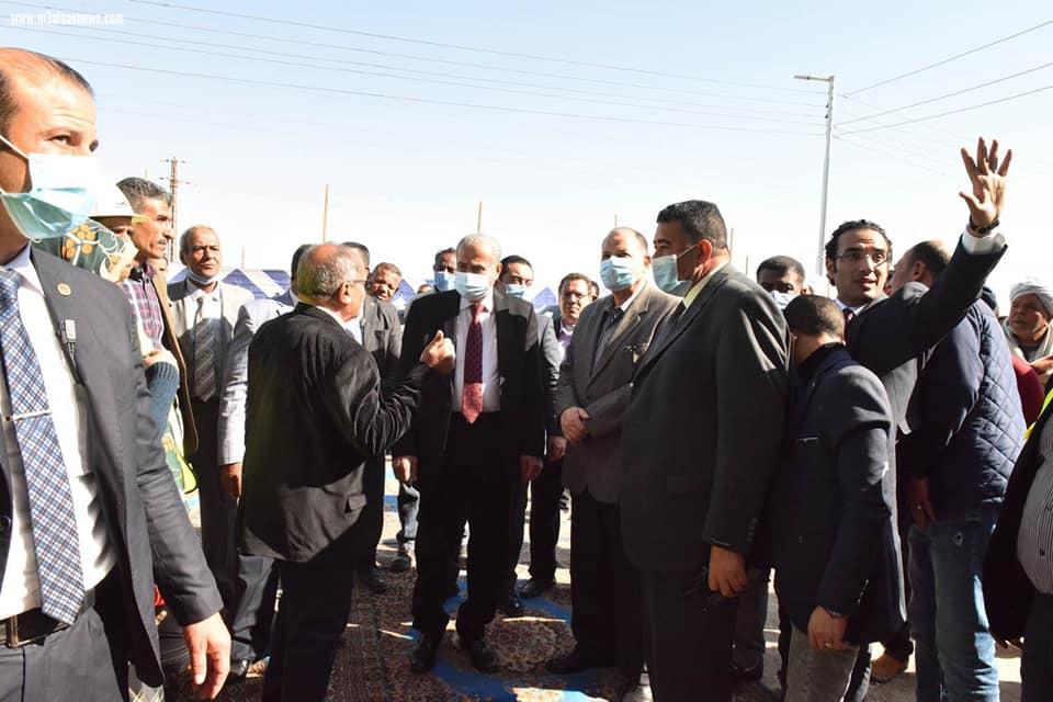 وسط هتفافات الاهالى