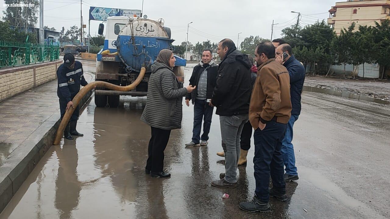 استمرار رفع مياه الأمطار بشوارع مدن وقرى كفر الشيخ
