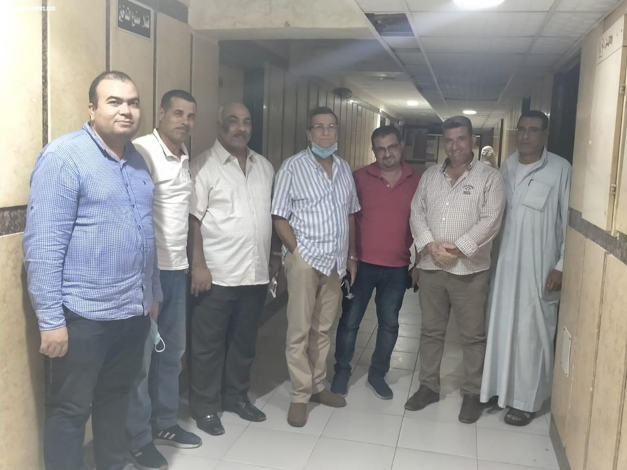 وكيل وزارة الطب البيطرى  بكفرالشيخ ونقيب البيطريين يطمئنان على صحة طبيب بيطرى أصيب في حادث تصادم