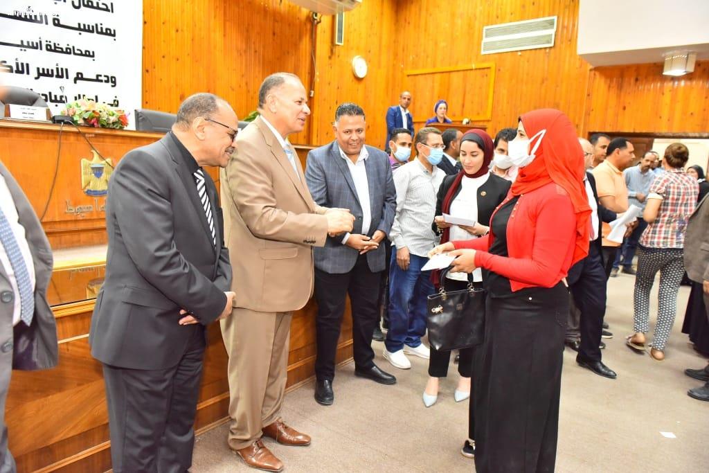 مقدمة من البنك الزراعي المصري محافظ أسيوط يسلم كوبونات المساعدات المالية للسيدات الريفيات من الأسر الأكثر احتياجاً في إطار مبادرة