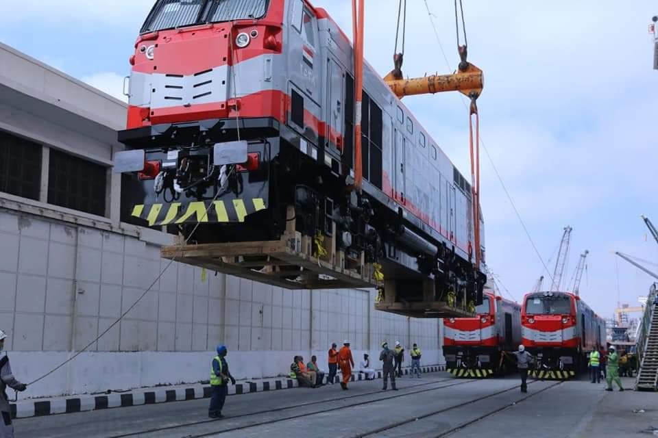 • وزير النقل يعلن وصول الدفعة الرابعة من الجرارات الجديدة الى ميناء الاسكندرية 