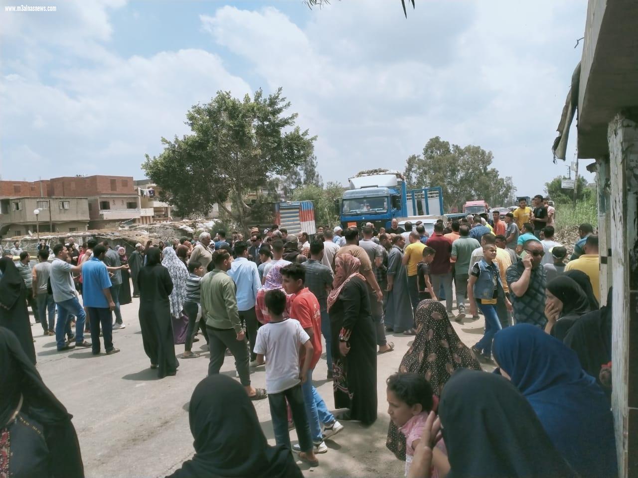 وقفة احتجاجية لاهالى قرية زيدان بكفرالشيخ لتأخر بانتشال جثامين أبنائهم