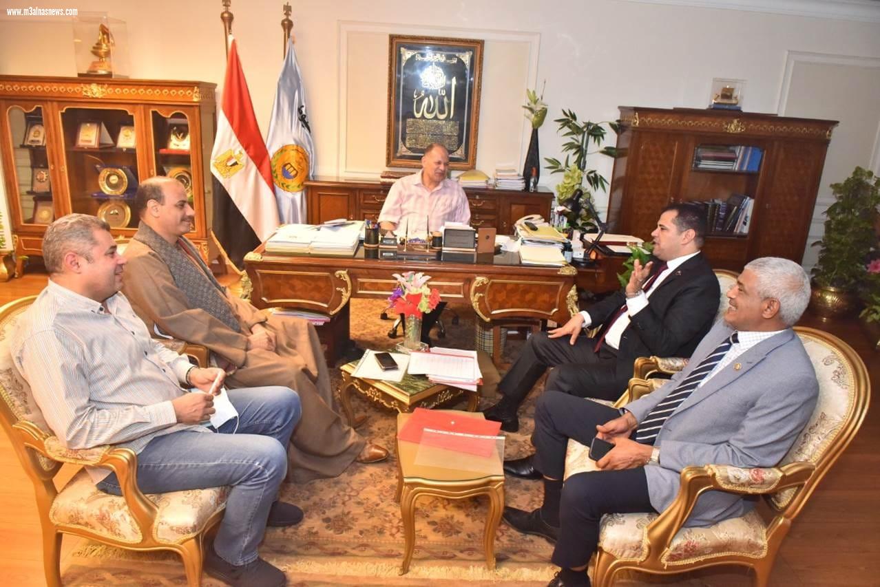 محافظ أسيوط يواصل لقاءاته الدورية بأعضاء النواب والشيوخ لمناقشة بعض القضايا الخدمية والاحتياجات الجماهيرية