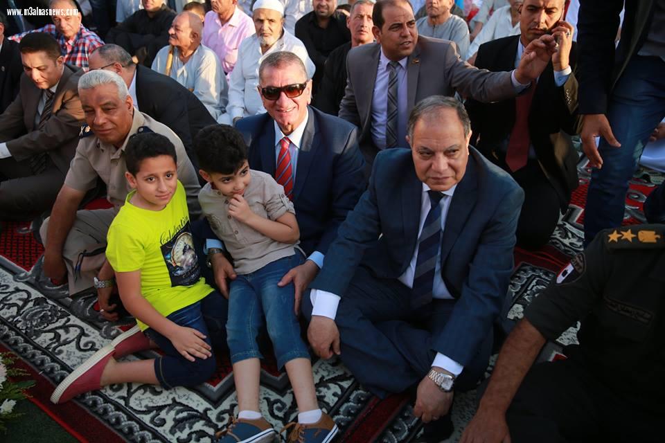 محافظ كفرالشيخ يؤدي صلاة عيد الفطر المبارك بالاستاد الرياضي وسط الآلاف من المصلين.. 