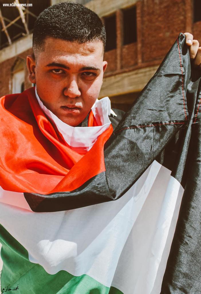 إعلامى مصرى شاب يصور سيشن يبين معاناة الشباب الفلسطينى