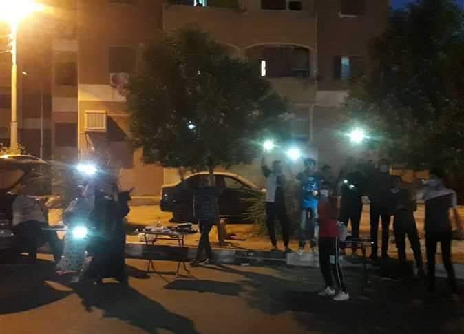 افطار جماعي أمام مستشفى العزل بأسوان تضامنا مع مصابي كورونا