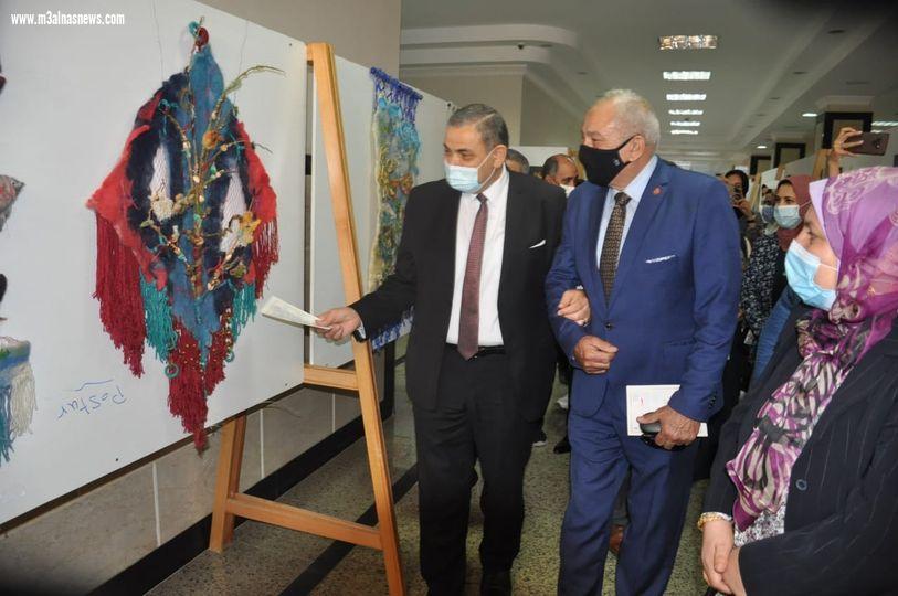 رئيس جامعة كفرالشيخ يفتتح 5 معارض فنية لطلاب النوعية