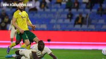 النصر يحافظ على صدارته.. وضمك يوقف الهلال 