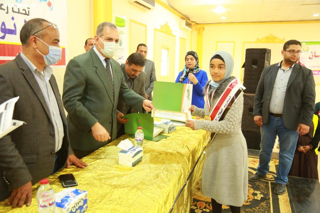 محافظ كفرالشيخ يكرم المتفوقين من الأيتام والأمهات المثاليات ويوزع مساعدات لـ 5 عرائس في احتفالية الأورمان