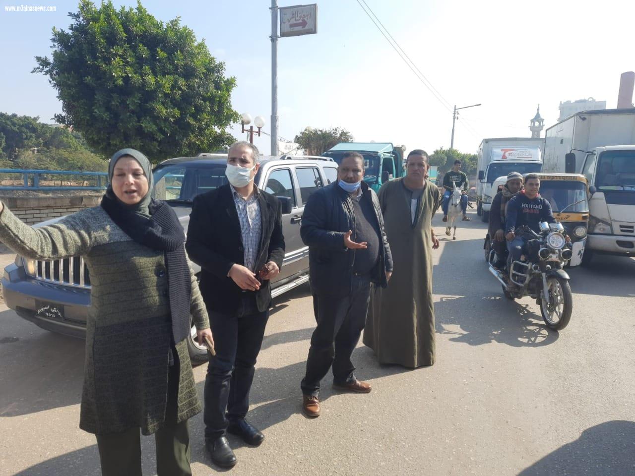 محافظ أسيوط يكلف بمتابعة الدورية لكافة القطاعات لتحسين الخدمات المقدمة للمواطنين ونائبه يتفقد موقف سيارات الأجرة بالقوصية
