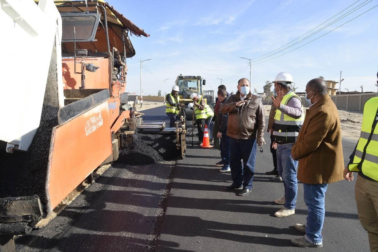 محافظ أسيوط يتفقد أعمال تطوير ورفع كفاءة ورصف طريق 