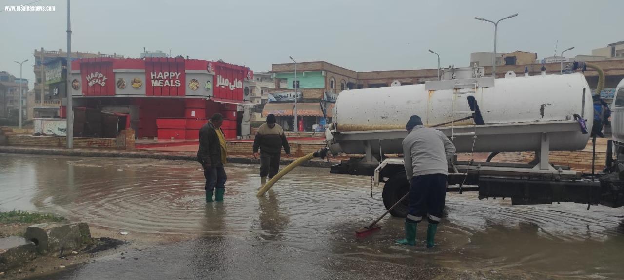 استمرار رفع مياه الأمطار بشوارع مدن وقرى كفر الشيخ