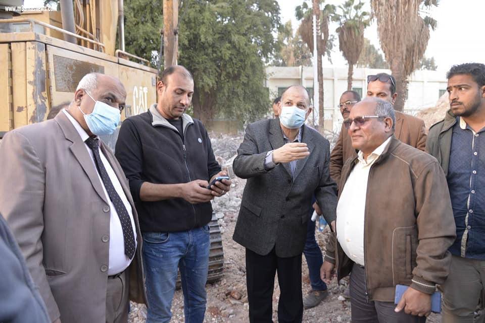 محافظ أسيوط يتفقد أعمال إنشاء مجمع الخدمات الحكومية والمجمع الزراعي بقرية الزرابي بأبوتيج ضمن المشروع القومي لتطوير الريف المصري والمبادرة الرئاسية 