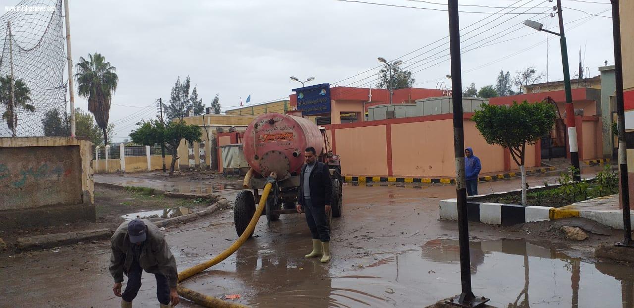 استمرار رفع مياه الأمطار بشوارع مدن وقرى كفر الشيخ